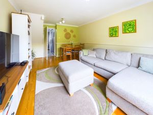 LIVING ROOM- click for photo gallery